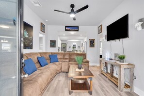 Smart TV - Cozy SA Home W/ Pool & Hot Tub! Minutes to Downtown, Alamo Dome, &Frost Center (San Antonio)