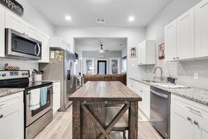 Paper towels - Cozy SA Home W/ Pool & Hot Tub! Minutes to Downtown, Alamo Dome, &Frost Center (San Antonio)