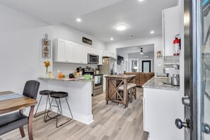 Paper towels - Cozy SA Home W/ Pool & Hot Tub! Minutes to Downtown, Alamo Dome, &Frost Center (San Antonio)