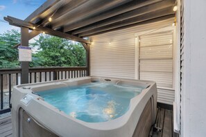 Tina de hidromasaje al aire libre