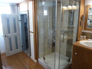 Een douche, een haardroger, handdoeken, zeep