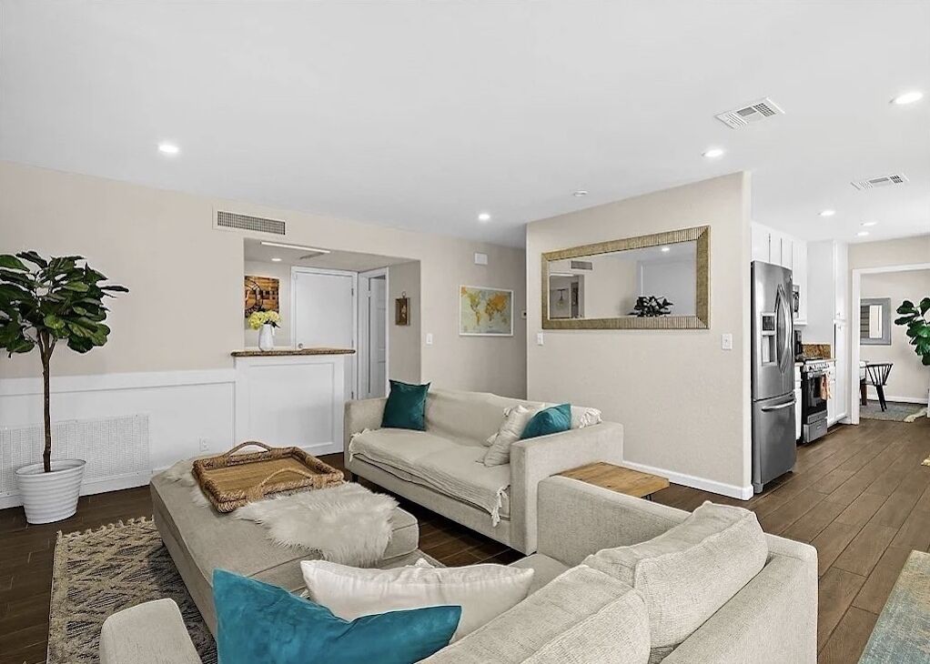 Smart-TV, peis og bøker