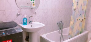 豪華公寓 | 浴室 | 淋浴/浴缸二合一、淋浴花灑、吹風機、坐浴桶