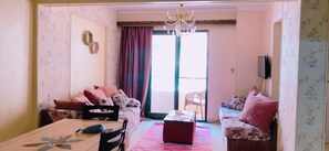 Departamento Deluxe | Área de sala de estar | Smart TV de 32 pulgadas con canales por cable y películas de estreno 