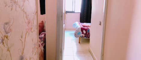 2 soveværelser, skrivebord, arbejdsområde til bærbare computere