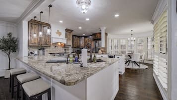 Kylskåp, mikrovågsugn, spishäll och diskmaskin