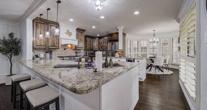 Trophy Haven Retreat - 4 BR - 3 BA -Pool