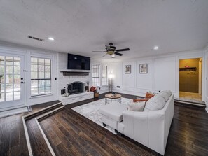Smart TV, fireplace