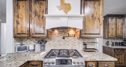 Trophy Haven Retreat - 4 BR - 3 BA -Pool