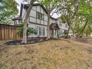 Exterior - Trophy Haven Retreat - 4 BR - 3 BA -Pool (Roanoke)