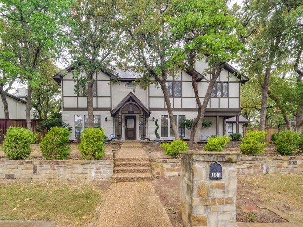 Exterior - Trophy Haven Retreat - 4 BR - 3 BA -Pool (Roanoke)