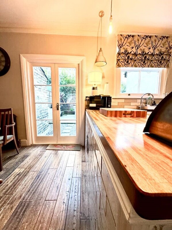 Interior - Shepherds Bush 3 bedroom Town House W12 (London)