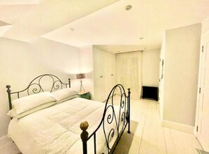 3 bedrooms, iron/ironing board, WiFi, bed sheets - Shepherds Bush 3 bedroom Town House W12 (London)