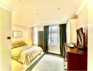 3 habitaciones, tabla de planchar con plancha, wifi y ropa de cama 