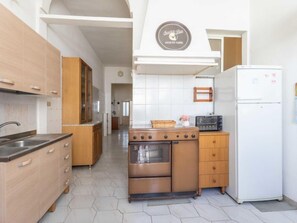 Geladeira, fogão, talheres/pratos/utensílios de cozinha