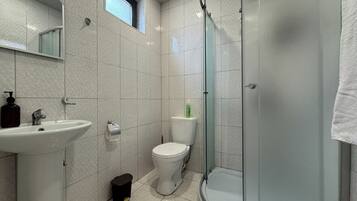 Stuga - 2 sovrum | Badrum | Dusch, regndusch, gratis toalettartiklar och hårtork