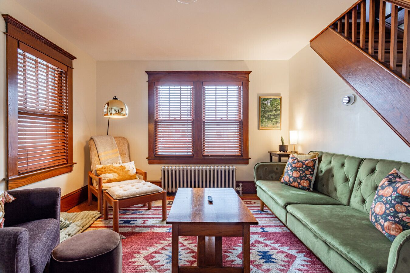 智能电视、书、办公室