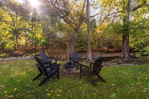 Charming Creekside Village Cottage!