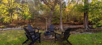 Charming Creekside Village Cottage!