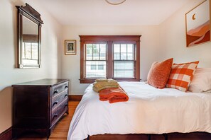 4 bedrooms, desk, iron/ironing board, free WiFi - Charming Creekside Village Cottage! (Jeffersonville)