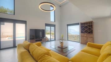 Villa – premium | Oppholdsområde | En 32-tommers LCD-TV med kabel-kanaler