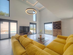 Premium-Villa | Wohnbereich | 32-Zoll-LCD-Fernseher mit Kabelempfang