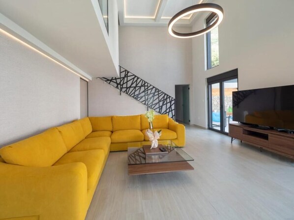 Premium-Villa | Wohnbereich | 32-Zoll-LCD-Fernseher mit Kabelempfang