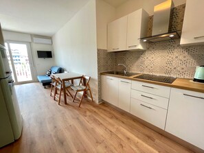 Studio - flera sovrum - balkong - utsikt mot staden | Eget kök