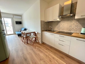 Estúdio, sacada, vista para a cidade | Cozinha privada