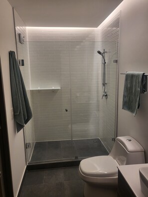 Design Apartment | Bathroom | Shower, hair dryer, towels - Departamento de 1 recámara en Neuchatel (Mexico City)