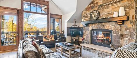 Televisie en een open haard