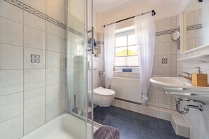 Dusche, Haartrockner, Handtücher, Seife