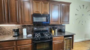 Kylskåp, mikrovågsugn, ugn och spishäll