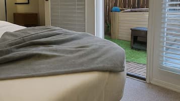 3 habitaciones, tabla de planchar con plancha y cuna de viaje