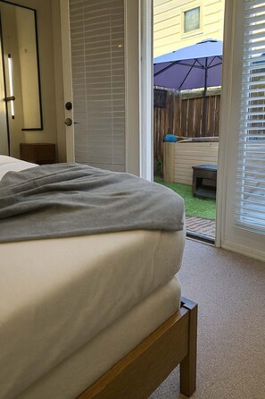 3 habitaciones, tabla de planchar con plancha y cuna de viaje 