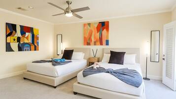 3 habitaciones, tabla de planchar con plancha y cuna de viaje