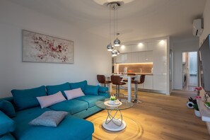 House, 2 Bedrooms, Smoking, Private Pool | Living room