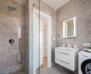 Maison, 2 chambres, fumeur, piscine privée | Douche de la salle de bain
