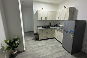 冷蔵庫、電子レンジ、コンロ、電気ポット