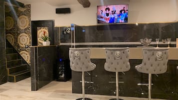 Deluxe Triple Room | Living area | 32-inch flat-screen TV with cable channels, books, pay movies