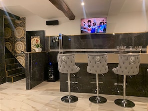 Phòng 3 Deluxe | Khu phòng khách | TV màn hình phẳng 32-inch có truyền hình cáp, sách