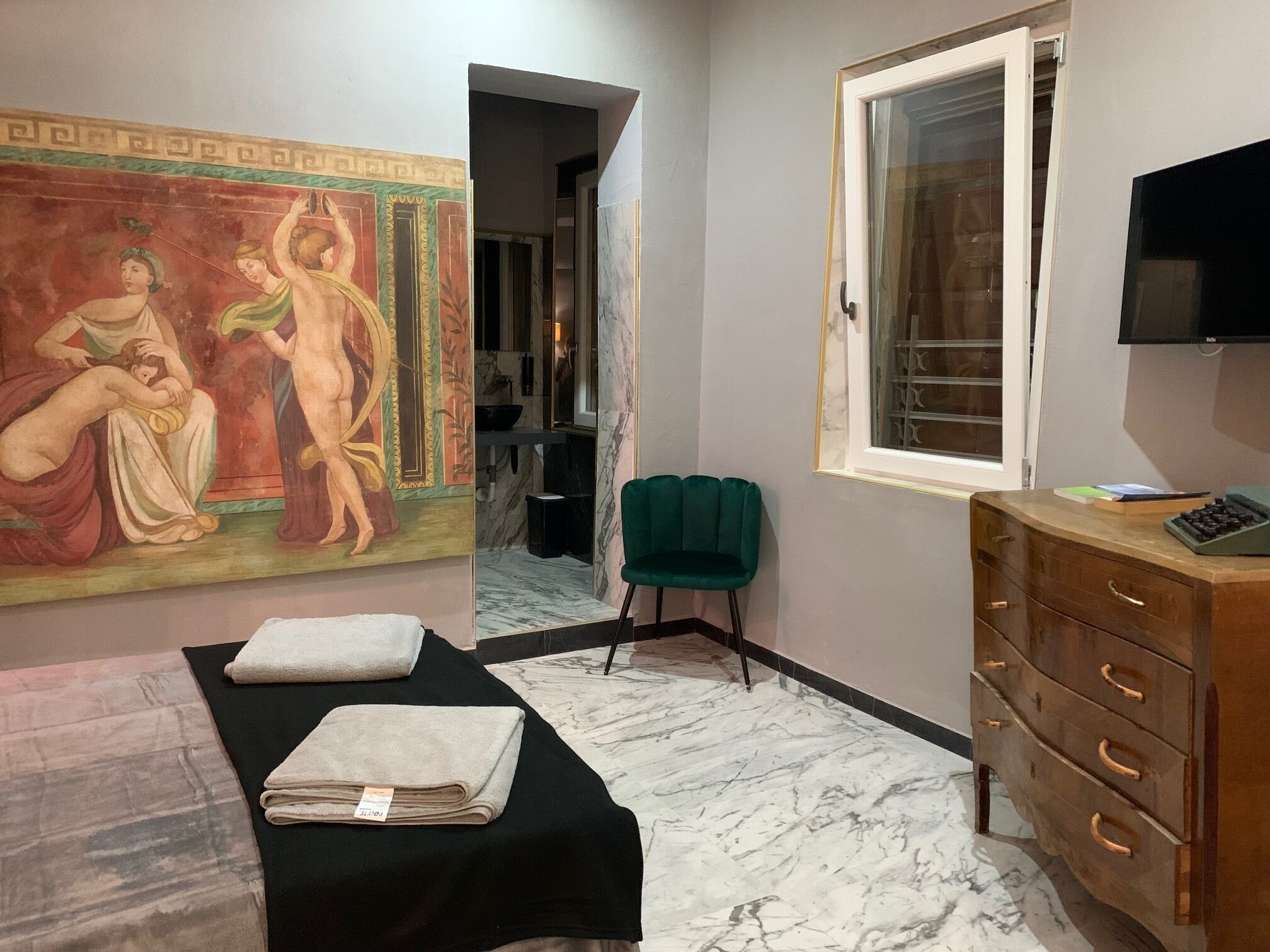 Ropa de cama hipoalergénica, minibar y cortinas blackout 