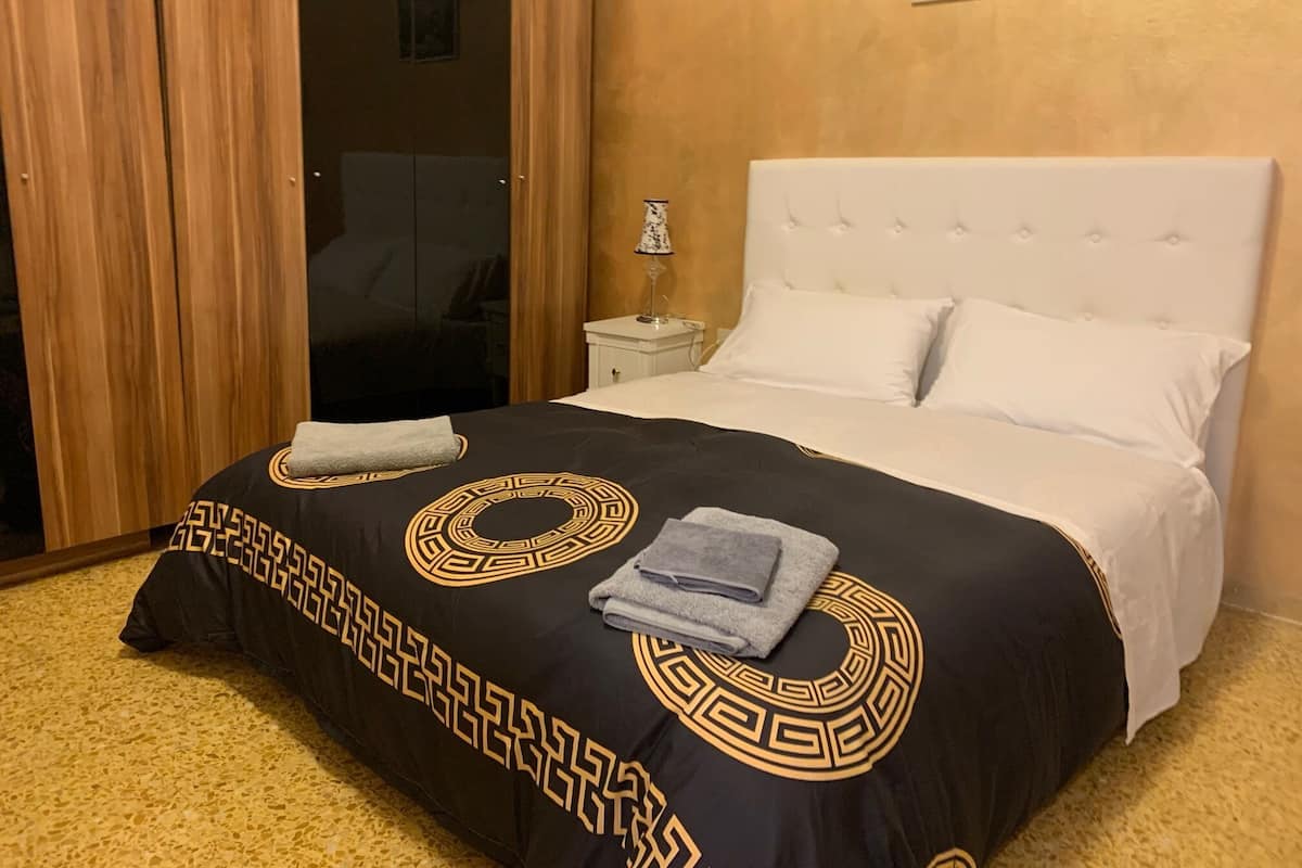 Ropa de cama hipoalergénica, minibar y cortinas blackout
