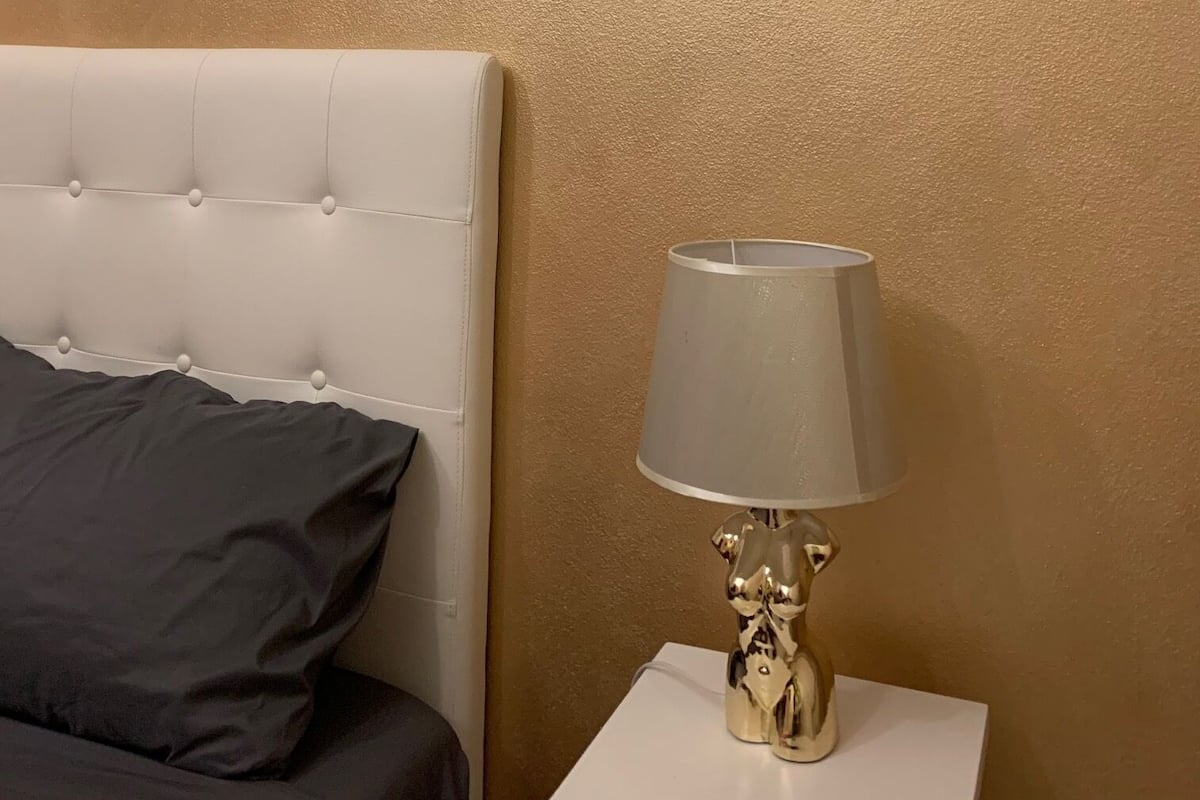 Ropa de cama hipoalergénica, minibar y cortinas blackout