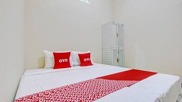 Kamar Double Standar | Meja kerja, ruang kerja ramah laptop, Wi-Fi gratis, dan seprai linen