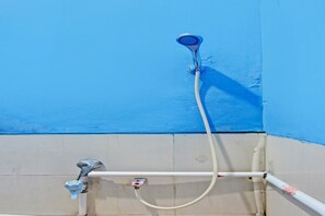 Deluxe Double Room | Bathroom | Shower, towels