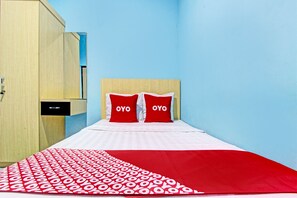 Habitación doble Deluxe | Espacio para trabajar con laptop y ropa de cama 