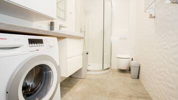 Apartment (1 B) | Bathroom | Shower, hair dryer, towels