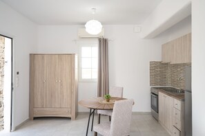 Interior - Island Nest Mykonos Suite w Shared Pool (Mykonos)