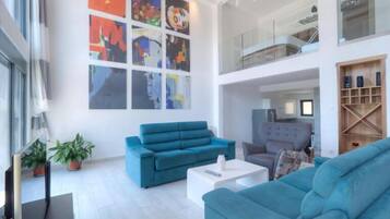 Premium villa | Woonruimte | Een 32-inch lcd-televisie met kabelzenders